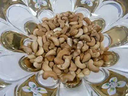 Baked cashew nuts with salt