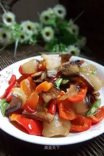 Fried bacon with red pepper and green beans