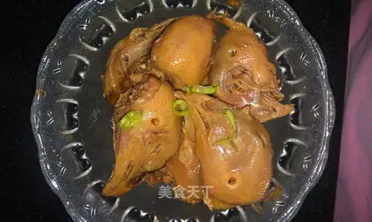 Home-made stewed chicken head