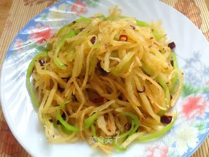 Spicy stir-fried crispy shredded potatoes