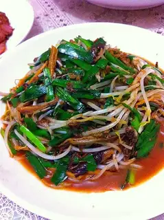 Fried shredded eel with leeks and bean sprouts