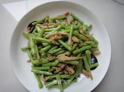 stir-fried shredded pork with cowpea