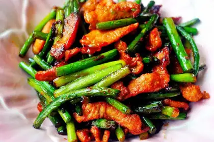 stir-fried pork with garlic sprouts