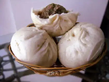 Steamed buns with pork and green onions