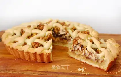 Walnut raisin pie