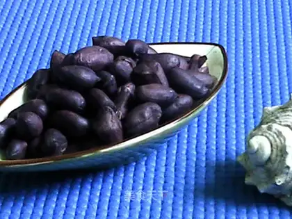 Roasted spiced black peanuts