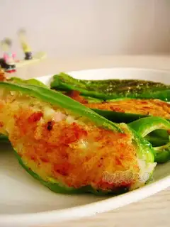Baked green pepper with mashed potatoes and ham