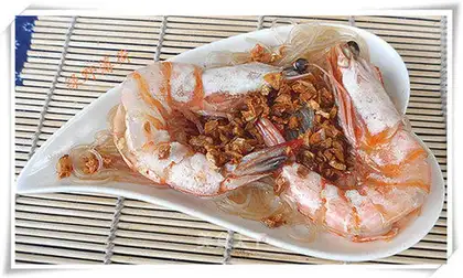 Steamed shrimp with golden garlic powder