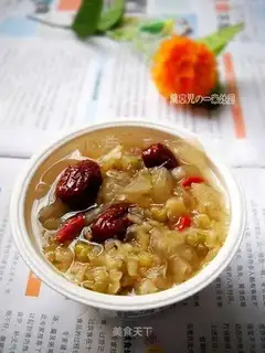 Red dates, mung bean and white fungus soup