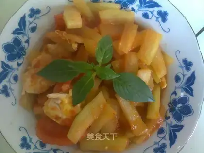 Scrambled eggs with melon skin and tomato
