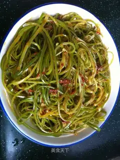 Cold garlic sprouts