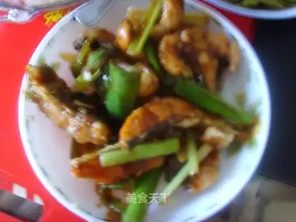 Braised salmon strips with green onions