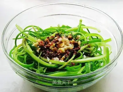 Cold shredded garlic sprouts