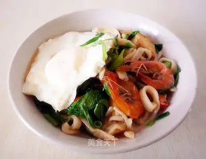 Noodles in soup with fresh shrimp oil and tofu