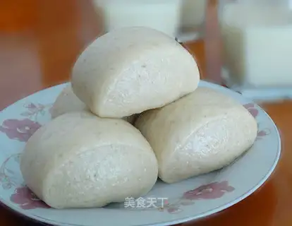 Cutting steamed buns with oatmeal knife
