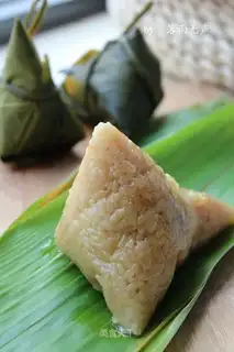 Egg yolk meat dumplings