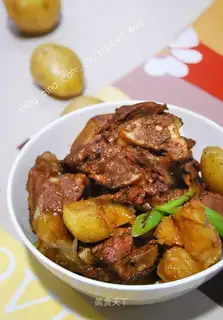 Roasted pork ribs with small potatoes