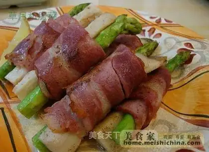 Bacon, coprinus and asparagus roll