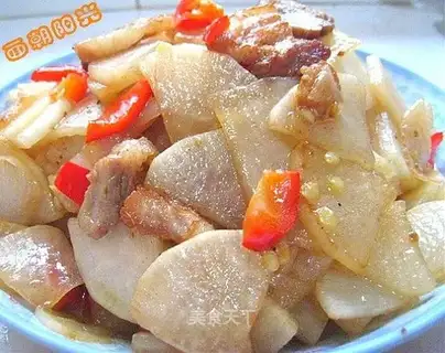 Sliced pork and radish slices