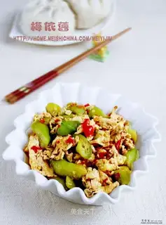 Scrambled eggs with chopped pepper and loofah