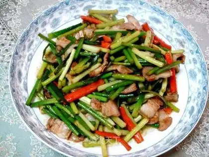 Fried garlic sprouts with pork slices in oyster sauce