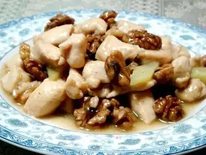 diced chicken with peach kernels