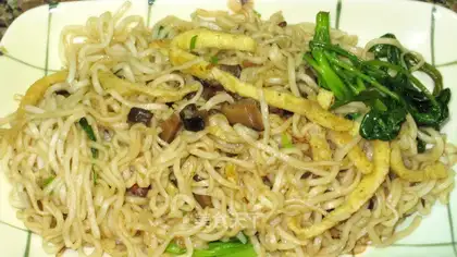 Fried noodles with fried sauce and shredded eggs