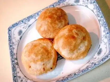 Fried cakes and sesame dumplings