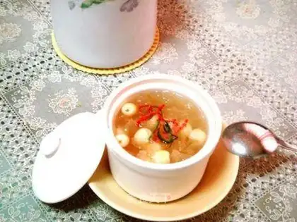 Crystal sugar Tremella lotus seed soup