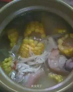 Sweet pork knuckle soup