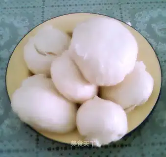 Home-cooked steamed buns with simple noodles