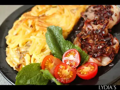 Pan-fried bacon with onion and mushroom pasta omelet