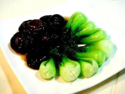 Stewed cabbage with oysters and mushrooms