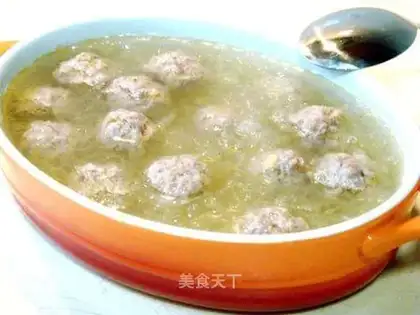 Stewed meatballs in clear soup and winter minced meat