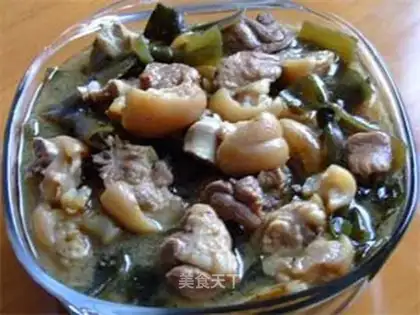 Pig's feet and seaweed soup