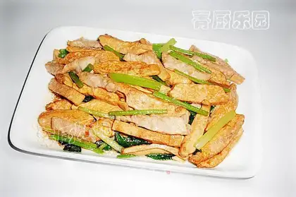 stir-fried pork with parsley and white dried beans