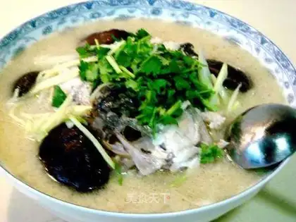 Yellow fish head with vinegar and pepper