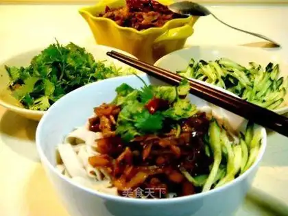 Fried vegetables and boiled noodles with shredded pork