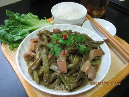 Stewed beans with pork belly