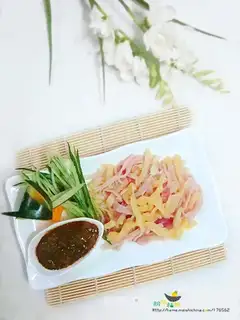 Seafood and fruit noodles with soy sauce