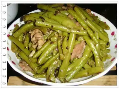 Stir fried pork slices with beans