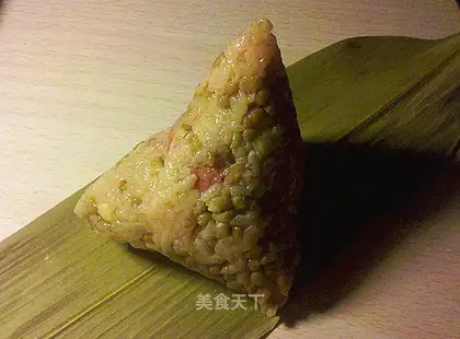Baked pork and egg yolk rice dumplings