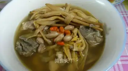 Daylily and wolfberry ribs soup