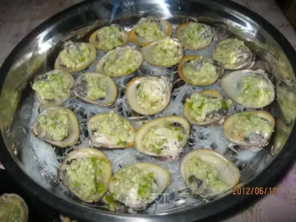 Steamed garlic with sea clams