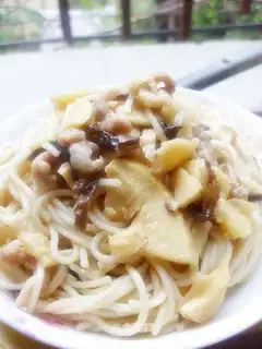 Fried noodles with mushrooms, winter bamboo shoots and shredded pork
