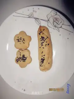 Cashew and meat floss sandwich biscuits