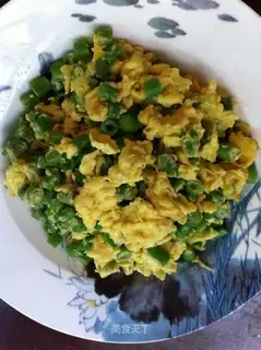 Scrambled eggs with beans