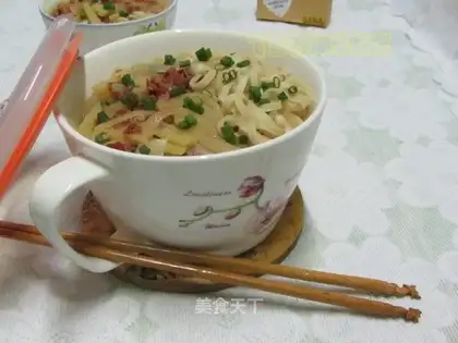 Beef noodles with potatoes and onions