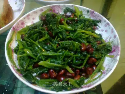 Spinach and peanuts