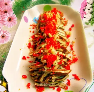 Cold and stewed tofu shredded